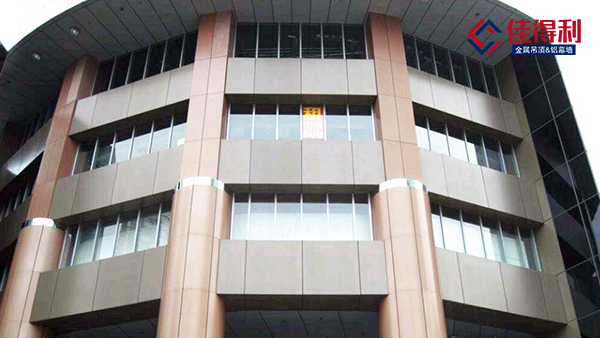 為什么越來(lái)越多人采用廣東佛山氟碳鋁單板廠家作為墻面裝飾？