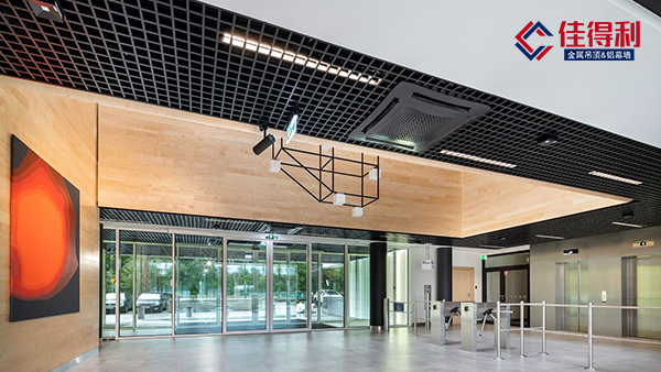 過道吊頂?shù)匿X扣板是用鋁格柵還是鋁方通好？